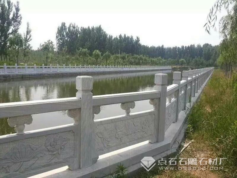 河道旁的石護欄